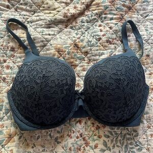 Victoria secrets bra!!(brand new)